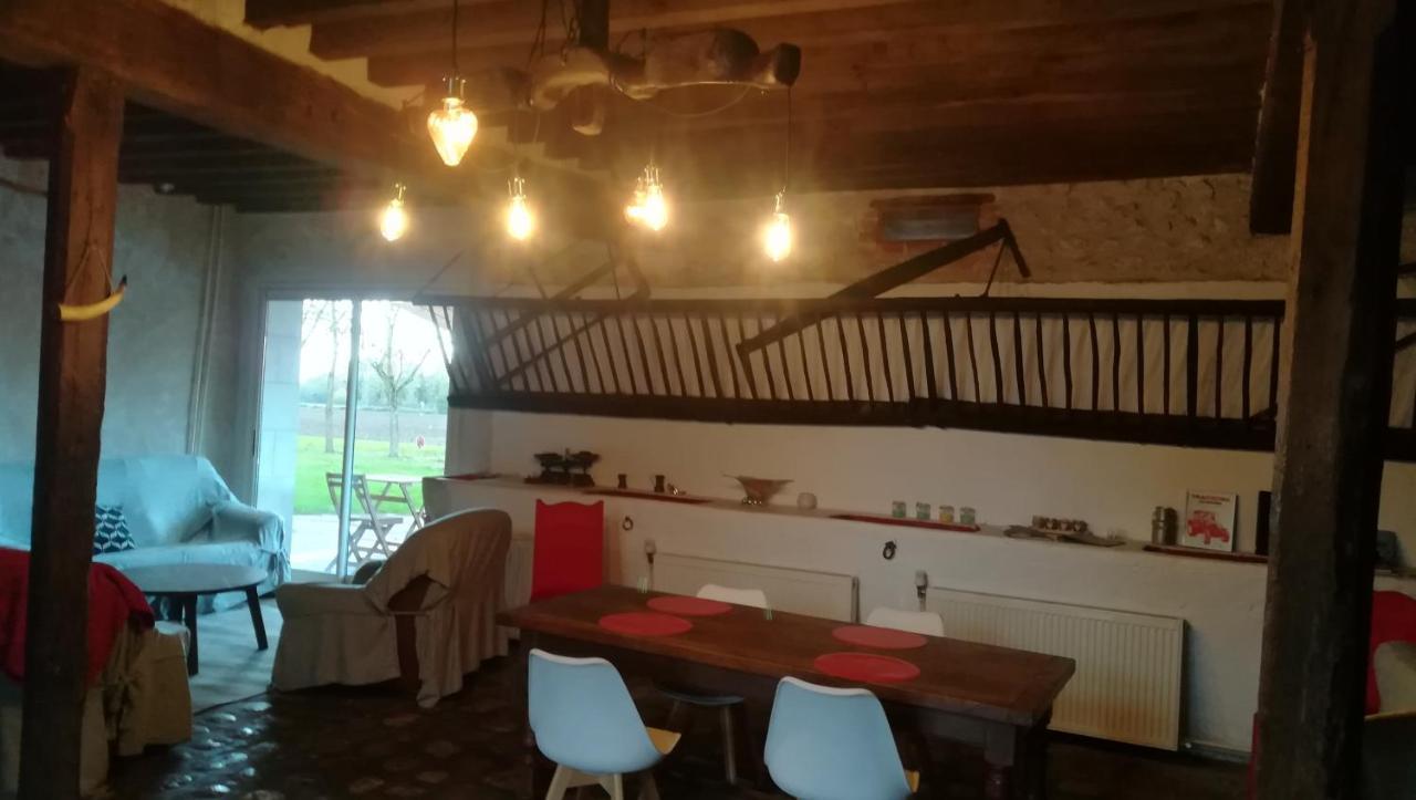 La Ferme De L'Isle Et Sa Roulotte Bed & Breakfast Avaray Bagian luar foto