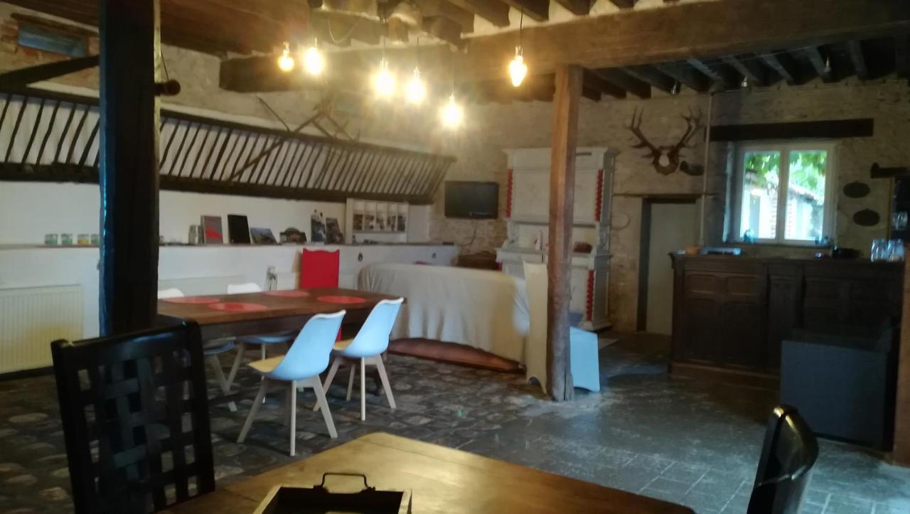 La Ferme De L'Isle Et Sa Roulotte Bed & Breakfast Avaray Bagian luar foto