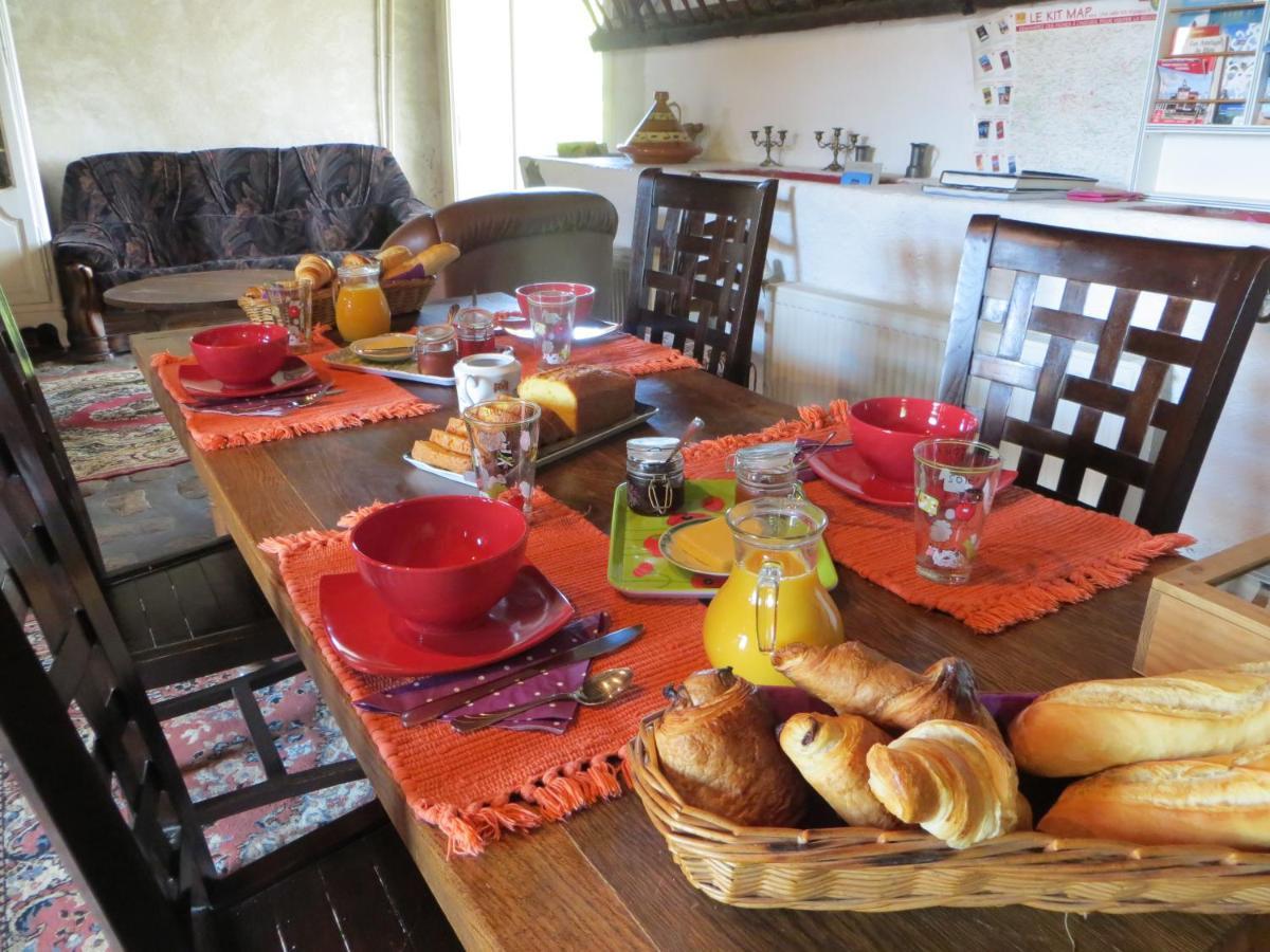 La Ferme De L'Isle Et Sa Roulotte Bed & Breakfast Avaray Bagian luar foto